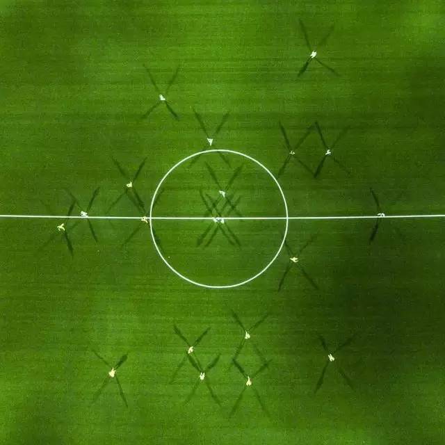 足球场上运动员的影子,像风车,也像吹散的蒲公英.