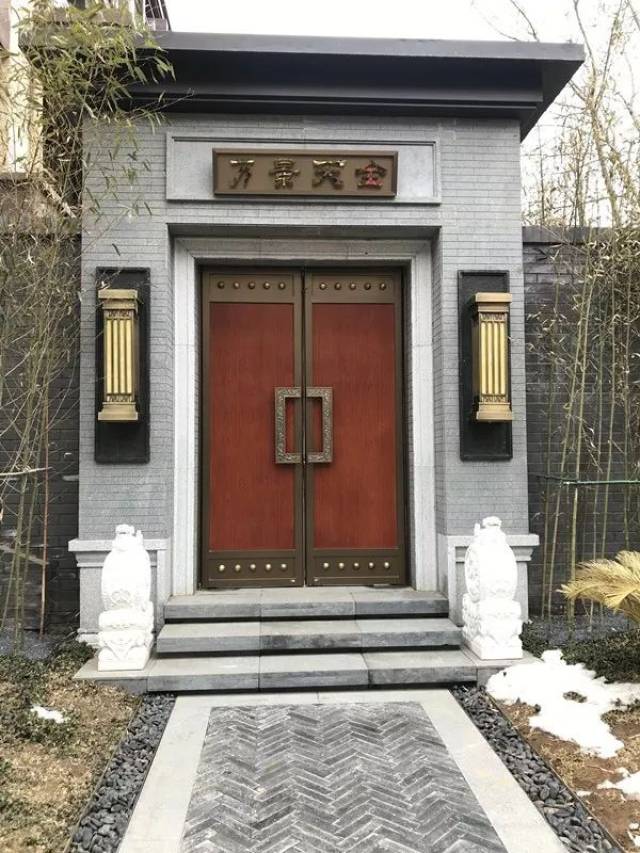 这里值得强调是,合院每个门头的铜匾题字都是定制的,由业主自己题写宅
