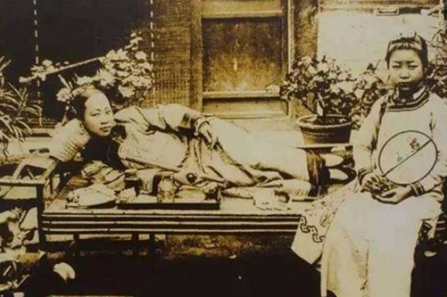 清朝女子吸鸦片图片图片