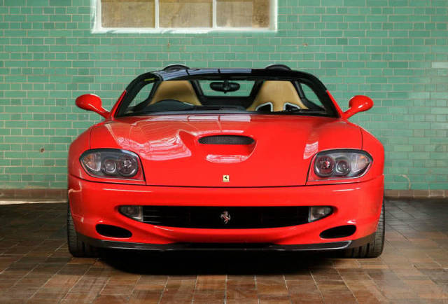 没有挡风玻璃的敞篷法拉利开车得带头盔网友难怪没人要了