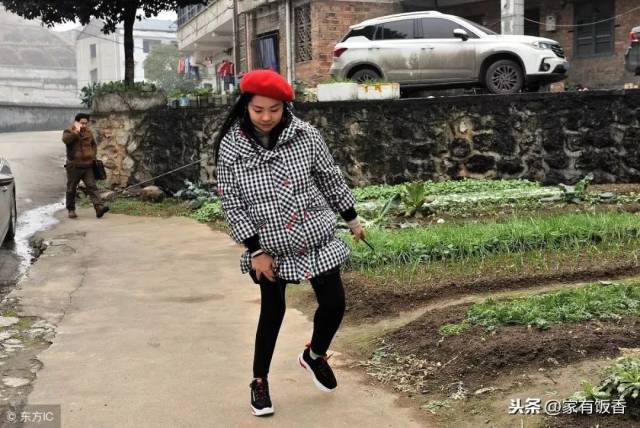 蒋倩在幼儿时患上了小儿麻痹症,虽然四处求医,还是落下了残疾.