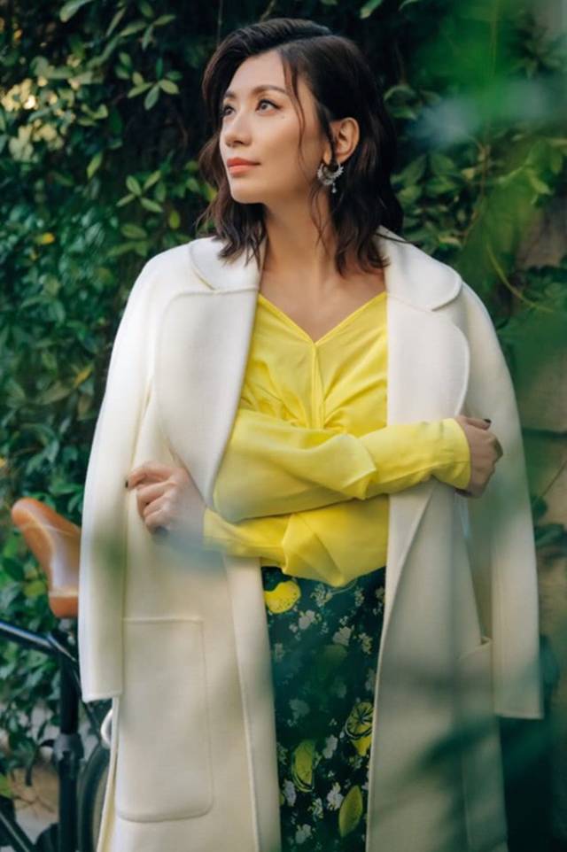 贾静雯太会穿搭了,大衣 碎花半身裙,44岁了依旧美得像少女!