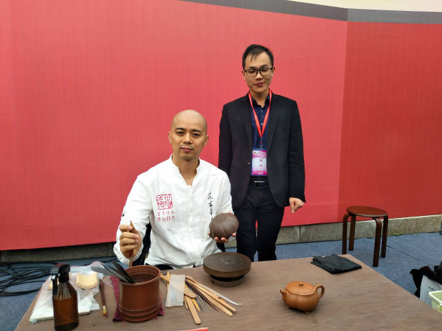 范泽锋简介    江苏省陶瓷艺术大师(2016年 第二届),2018年研究员级