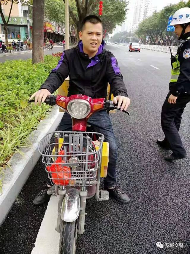 漳州电动车违章就被交警曝光高清大照片,还有许多学生