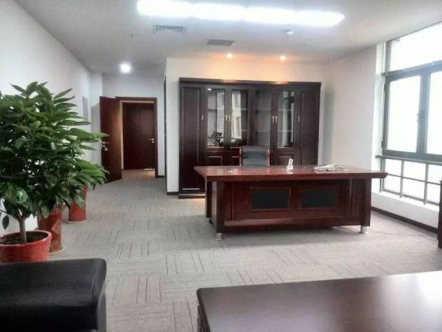 选择好办公室后,室内办公桌的坐向也是一门学问了.