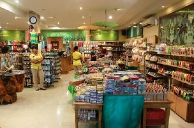 乌布市场周围有很多商业街,都是一些很有特色的工艺品小店,比市场里的