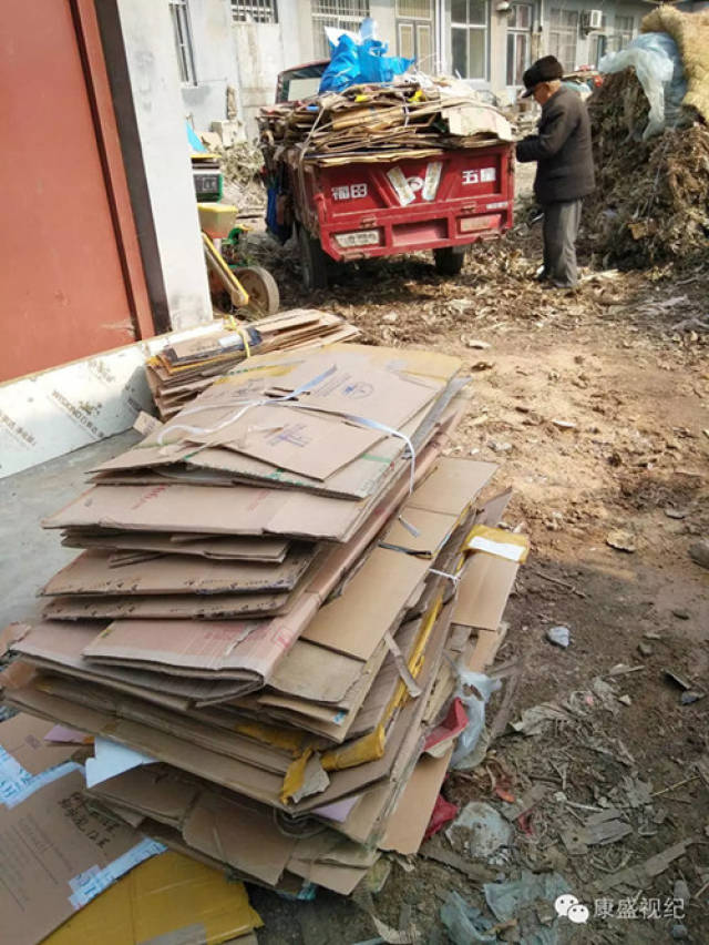 大妈医院里捡了一个纸箱,没想到摊上大事了