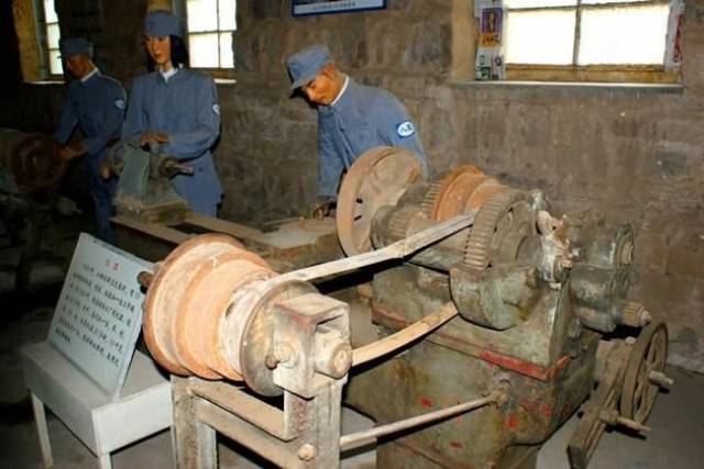 支,生产掷弹筒2500 具,迫击炮改平射炮近百门,复装和新制子弹223 万余