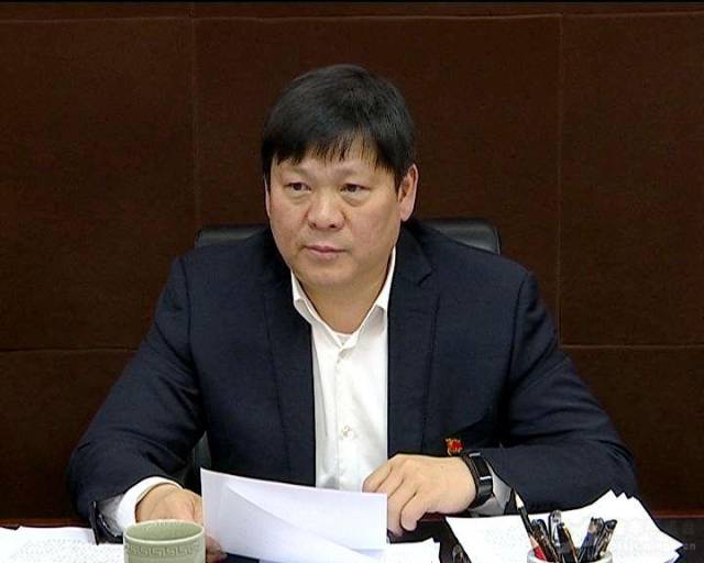 县委常委,常务副县长李捍卫主持会议.