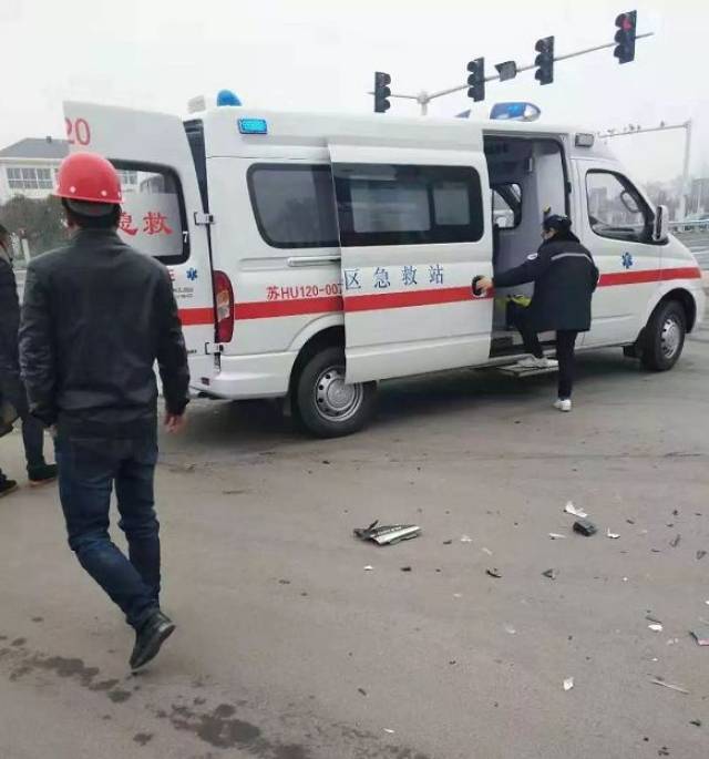 高速出口一起车祸,120都到场了