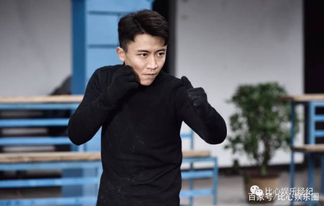 回馈喜爱他的观众和粉丝们 在《尖峰之烈焰青春》里李冠明饰演丁浩