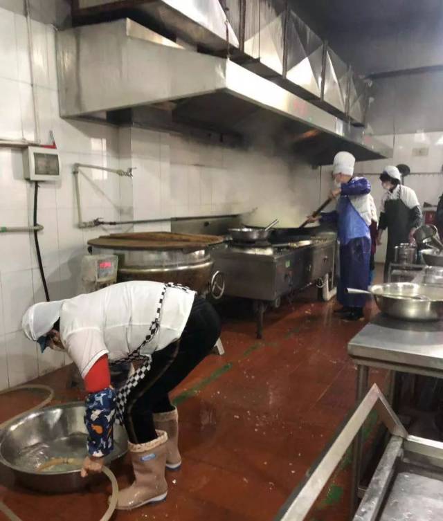 突击检查金华小学食堂!你家孩子学校的后厨,是这样的