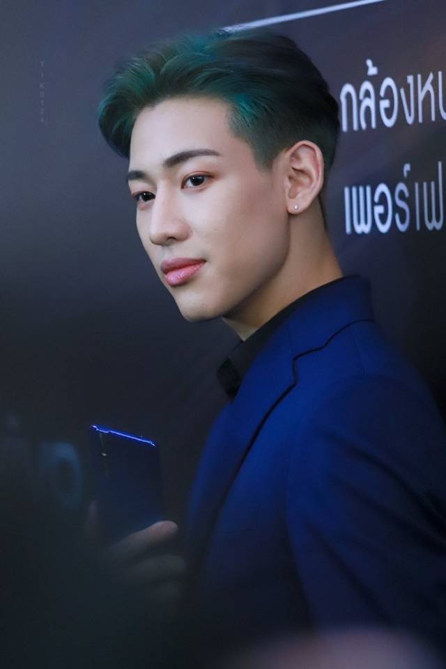 泰国小王子忙不停!bambam出席活动上演现实版"行走的代言人"