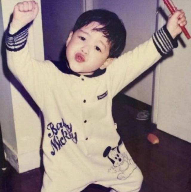 看了王嘉尔的童年照,才知道什么叫天生的说唱者,网友:我爱了!