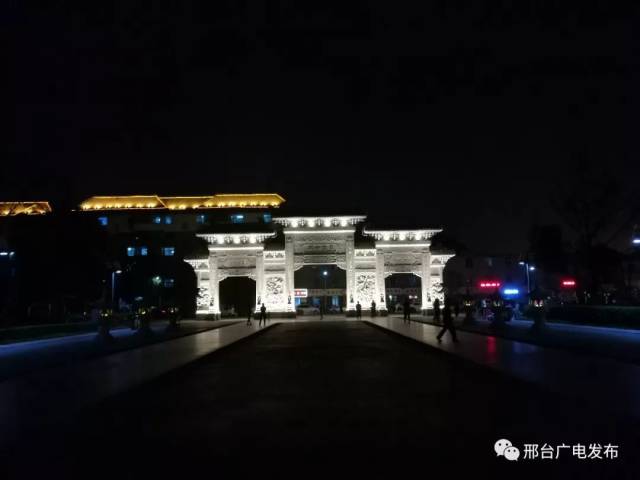 夜晚的邢台市历史文化公园,开元寺广场广场上流光溢彩,璀璨夺目.