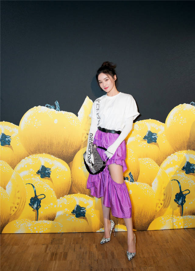 原创袁姗姗脚踩大两个码的"恨天高",鞋跟得有15cm,网友:怎么走路