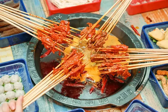 大嘴猫的 头牌串串—秘制牛肉串,选用新鲜的牛霖肉,加入秘制调料腌制.