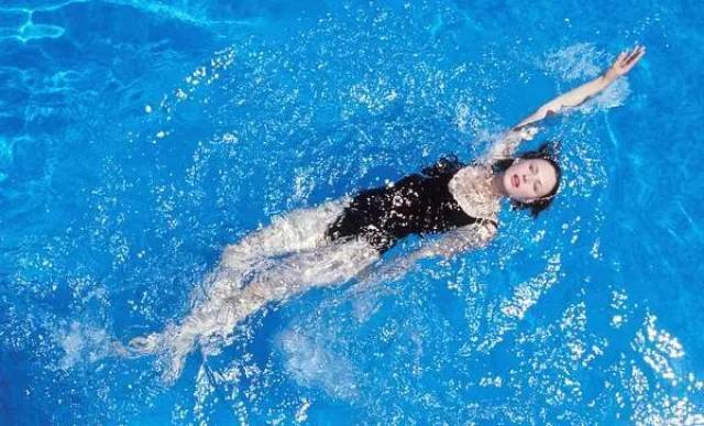 仰泳:最轻松,同时也最解乏