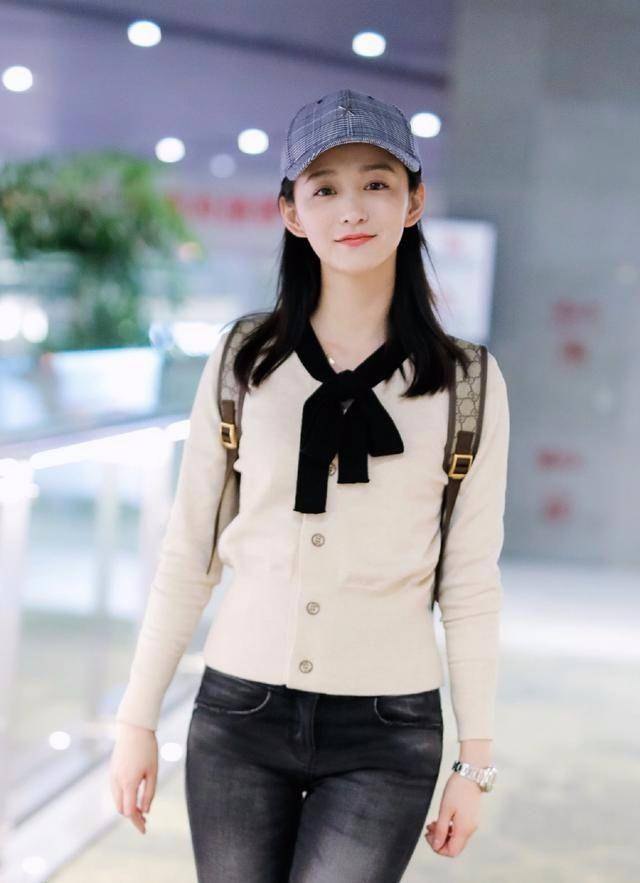 何泓姗低调私服现身机场这模样演反派真的恨不起来