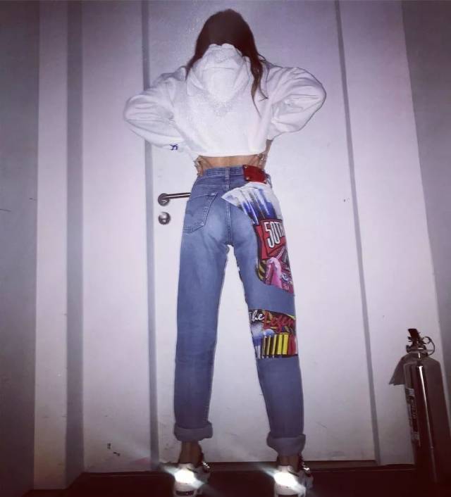 开头照片的另一张背影图 泫雅看起来腿笔直!