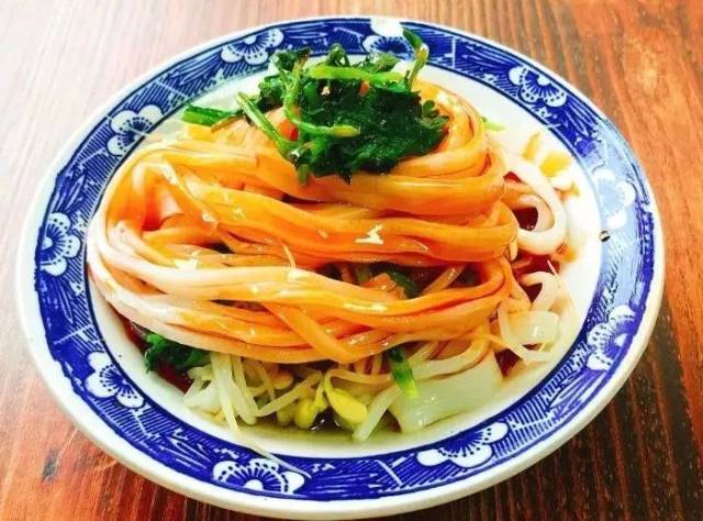 米皮跟我们平常吃到的放蒜泥醋油面筋的凉皮不一样,米皮更细软一点