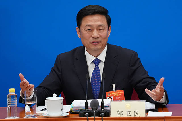 大会新闻发言人郭卫民向中外媒体介绍本次大会有关情况.