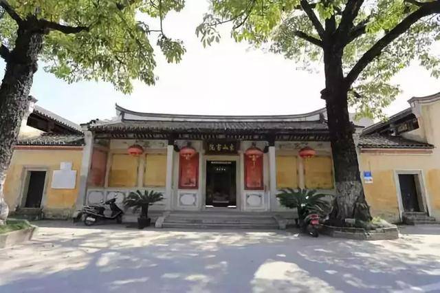 清末年间,洋务派于同治三年在广州开设同文馆,以培养翻译人才,大量