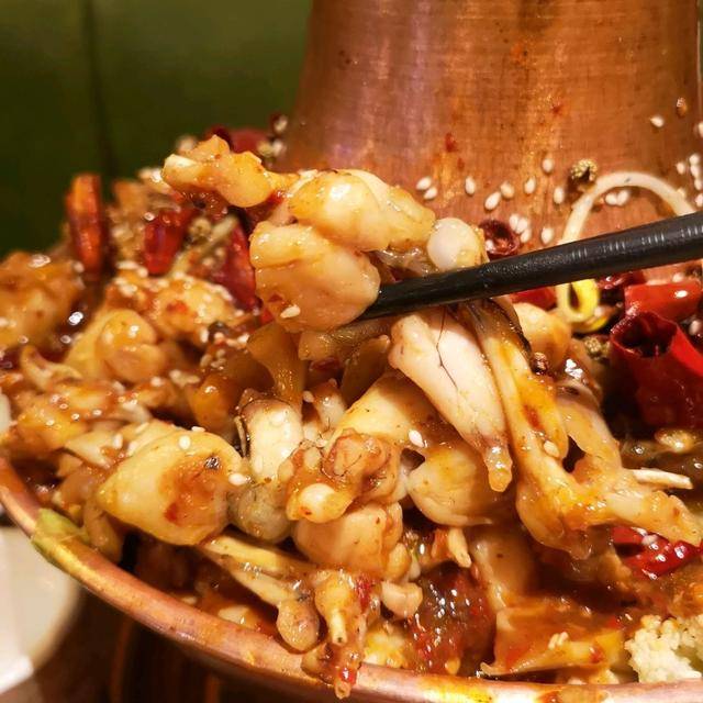 在青岛吃了一大份铜锅牛蛙结账时人均却不到20元