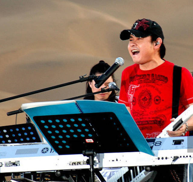 原创48岁刀郎近照,隐瞒了10年的二婚老婆,原来是我们熟悉的她