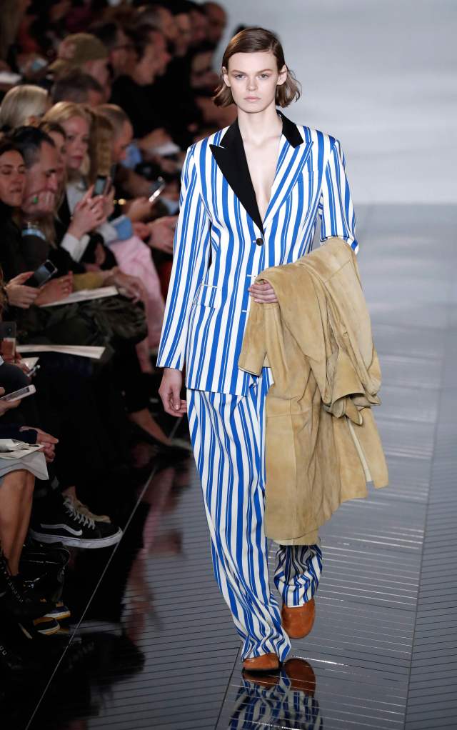 3月1日,在法国巴黎时装周上,模特展示loewe品牌2019/20秋冬新款时装.