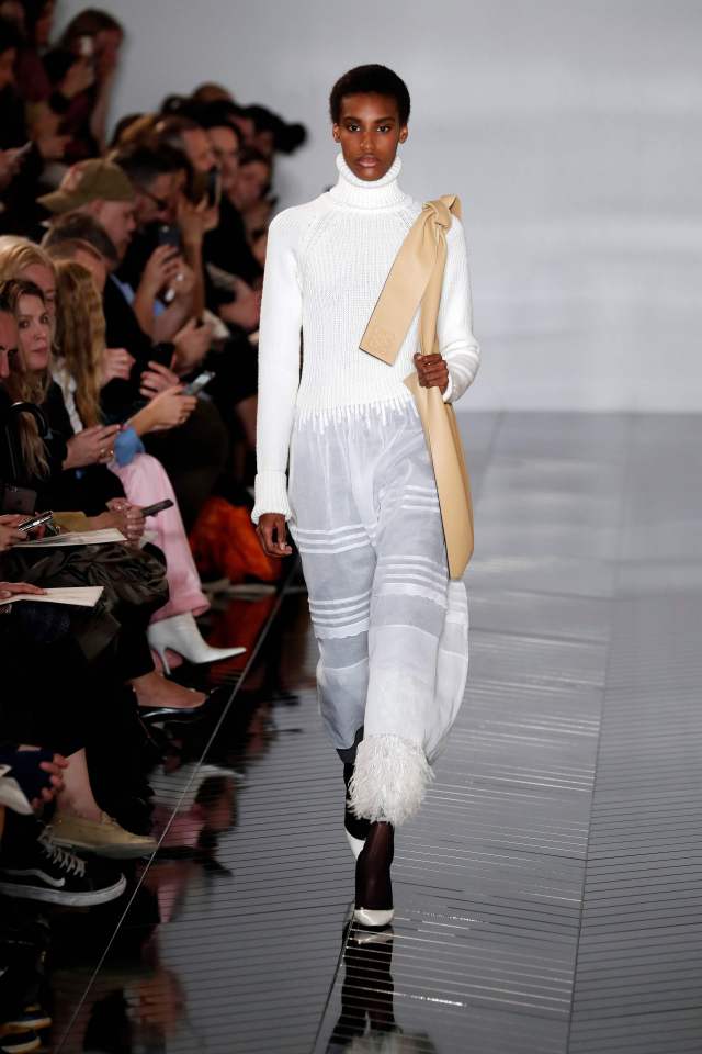 外代,2019年3月2日 3月1日,在法国巴黎时装周上,模特展示loewe品牌