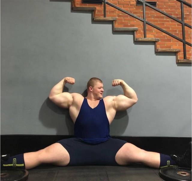 344斤肌肉男大腿比女友腰还粗,还能玩劈叉,被称灵活的胖子!