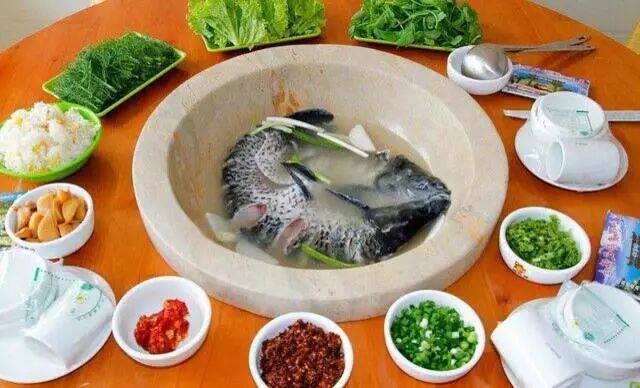 云南抚仙湖石锅鱼图片