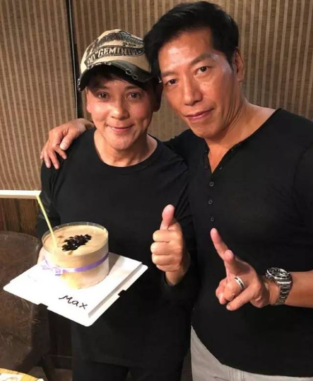 56岁张耀扬携女友看郑伊健演唱会,一同吃饭交流亲密,幸福感十足