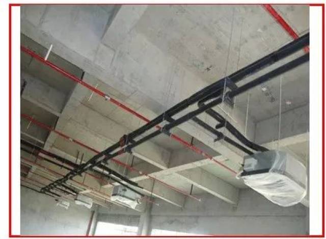 错误:铜管穿墙未进行保护易造成保温棉破损,导致漏水