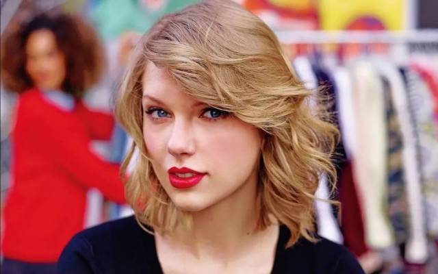 你抱着吉他弹唱霉霉歌曲的样子,像极了我的下