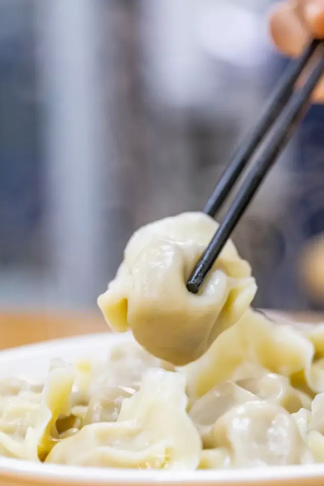 饺子都是现做的,小碗是13个/盘 相比小碗的耳光馄饨,更管饱哦