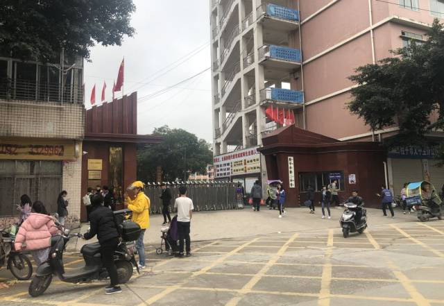 桂平三中校门斜对面成了快递一条街~ 各大快递公司的快递统统摆在地上