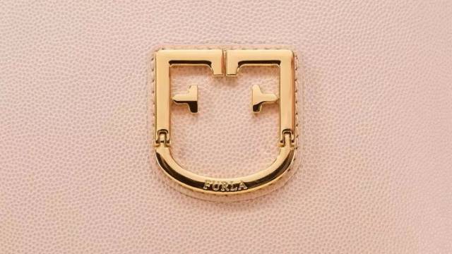 06 furla发布全新徽章logo