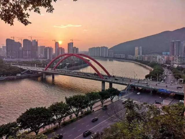 十里亭大桥,于1973年建成,位于市区北郊,横跨武江,东连水轮机厂,西接