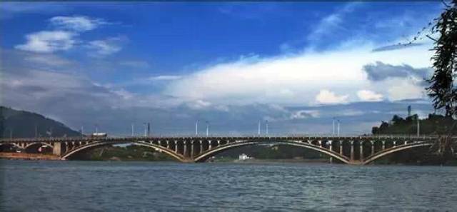 十里亭大桥,于1973年建成,位于市区北郊,横跨武江,东连水轮机厂,西接
