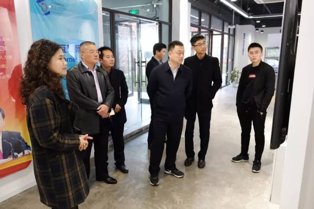 在凤岐茶社副总裁郭瑞的陪同下,赵月峰一行走进凤岐茶社大数据农业