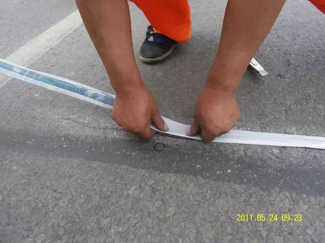 沥青路面裂缝处治,最省力,最经济,效果最好的办法,你知道是什么吗?