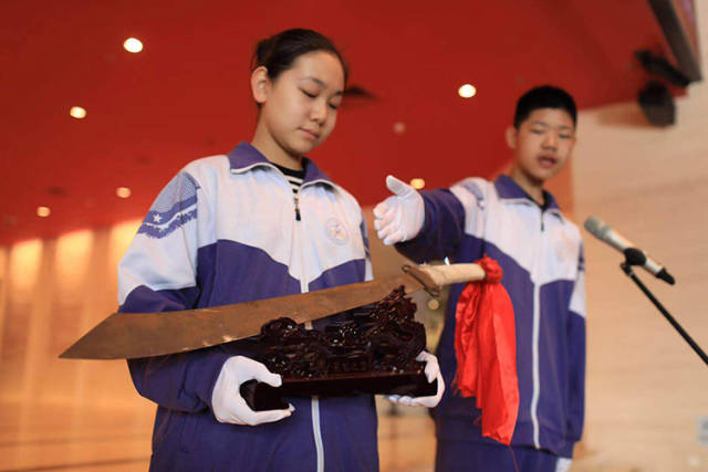 北京市赵登禹学校的学生代表为大家讲述《大刀的故事》.