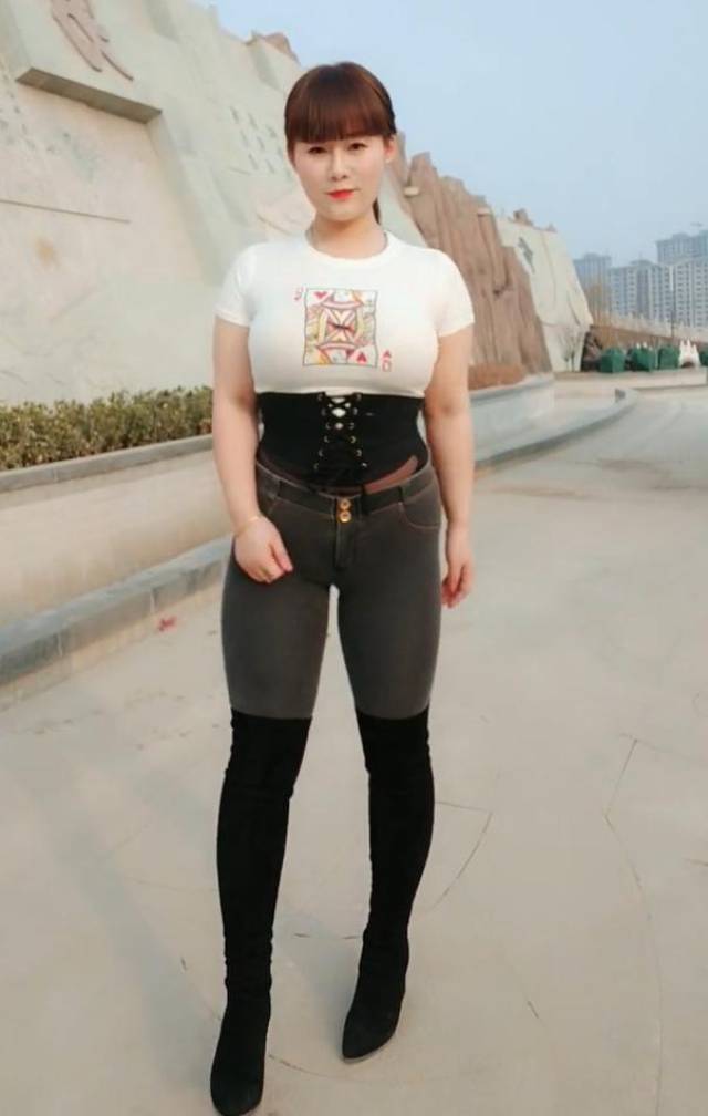 "烂大街"的牛仔裤搭配,微胖美女穿出不普通的效果!