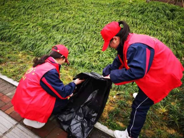 弘扬雷锋精神 倡导文明新风——记求是高中志愿者服务队开展学习雷锋