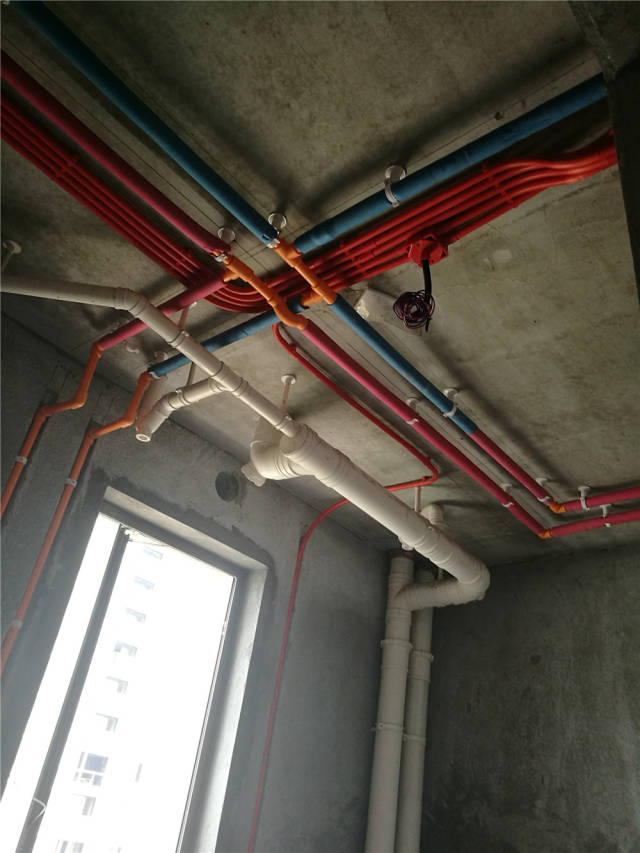 装修中水管走地好还是走顶好