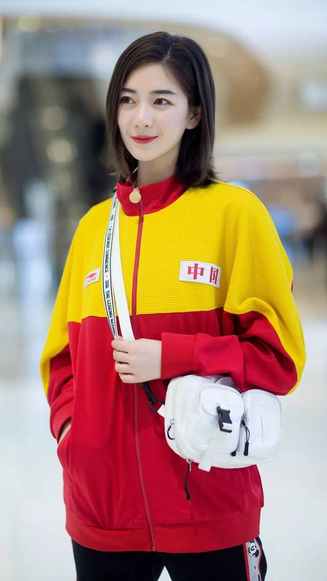 国潮当道,怎么能少了国旗 红黄二色的搭配.