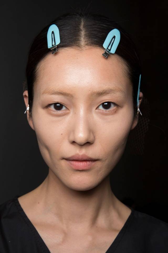 刘雯纯素颜在米兰时装周走秀,皮肤太好了!