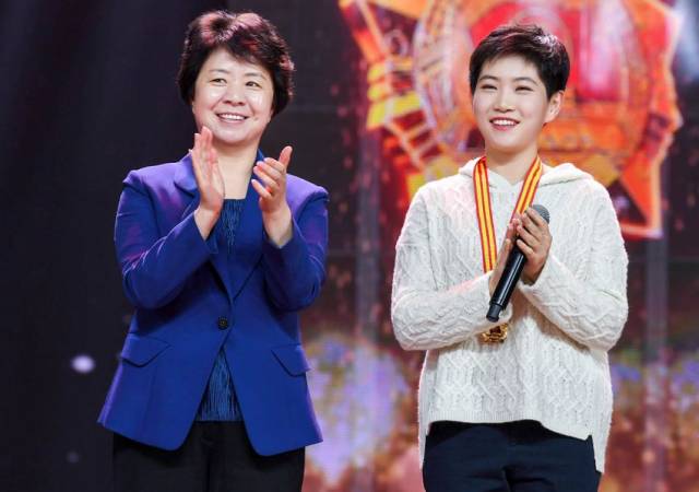 活动现场,一曲由宋玺演唱的《红旗飘飘》点燃了在场观众的热情.